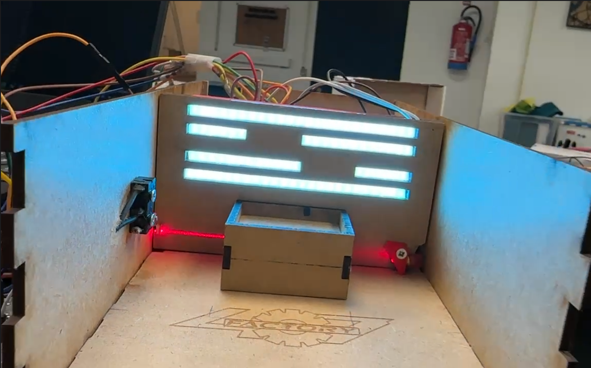 Een simplistische miniatuurversie van een club met een bewegende muur. De muur heeft lichteffecten ingebouwd en kan bewegen op rails.
